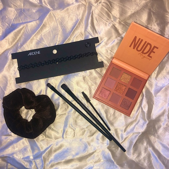 Makeup Bundle! Brand new eyeshadow palette - Picture 1 of 7